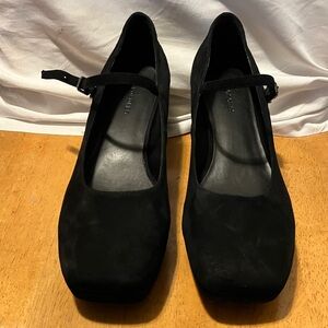 Like new , hard to find Aerosoles sz 11 black suede pumps with ankle straps